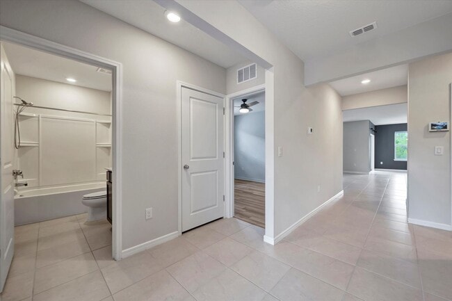 Building Photo - Newer Build - Parrish 3 Bedroom Home with ...