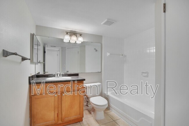 Building Photo - 305 Lakepointe Dr