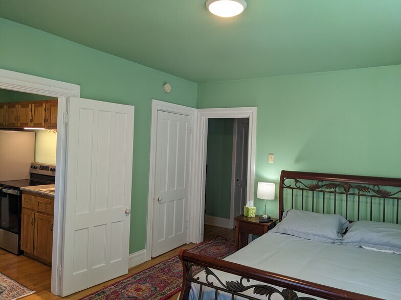 Building Photo - 423 Budd St