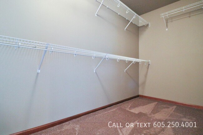 Building Photo - Sensational 2 bedroom Town Home in Harrisb...