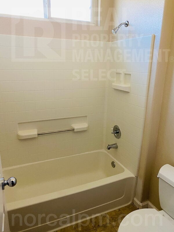 Building Photo - 116 Burgundy Ct