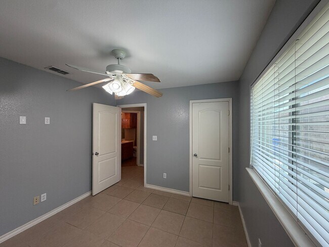 Building Photo - 6629 Kodiak Dr