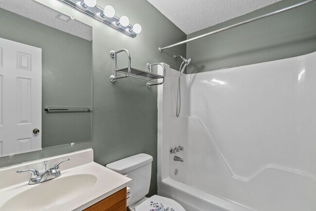 Building Photo - Charming 3-Bedroom Ranch in Quiet Chesapea...