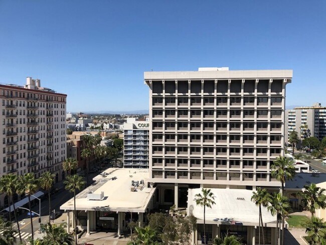 Building Photo - Large 1 bedroom 1 bath in Luxury High Rise...