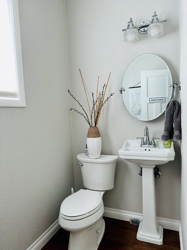 powder room off kitchen - 4090 Jay St