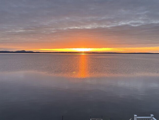 Building Photo - 28 Beach St