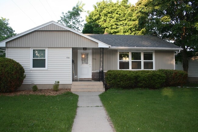 Shared main entrance - 728 N Main St