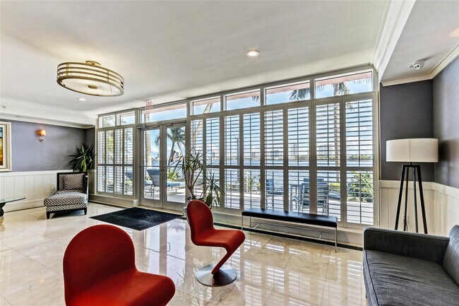 Building Photo - 2640 Lake Shore Dr