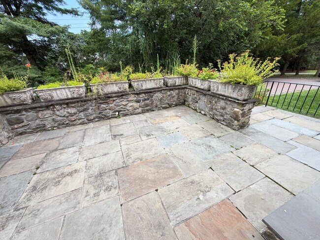 Building Photo - 6 Raven Way