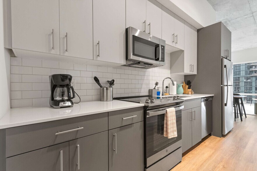 Building Photo - 853 W Blackhawk St