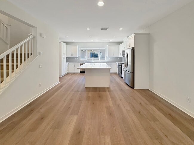 Building Photo - Luxury 4Bd/3.5Ba Smart Home in Gated Lake ...