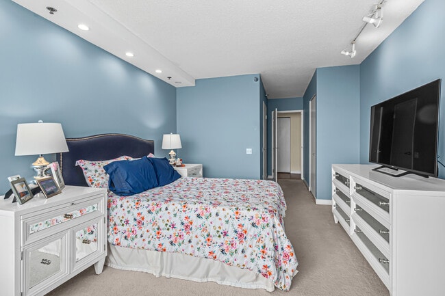 Building Photo - 512 N McClurg Ct