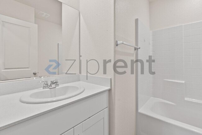 Building Photo - Unit Unit 3