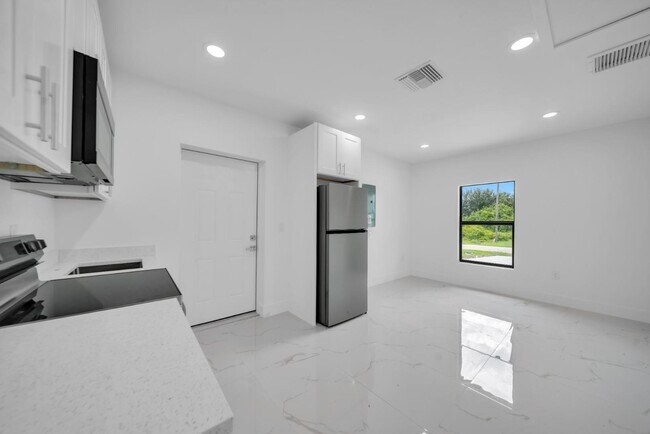 Building Photo - 2413 Quentin Ave S