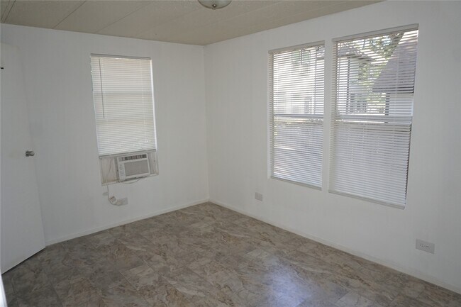 Building Photo - 10970 Maywood St