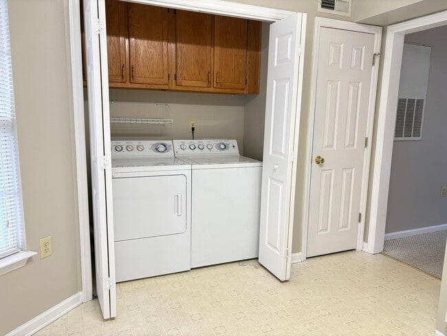 Building Photo - MOVE IN SPECIAL: 2 Bedroom, 2 Bathroom Condo in High Point!