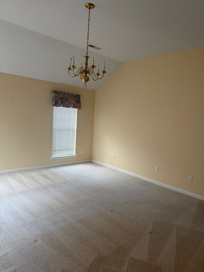 Building Photo - 3 Bedroom, 2 Bathroom - Florence, AL * Forest Hills Community *