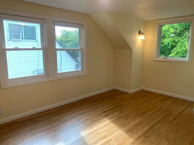 Building Photo - Impecable Remodel of Historic Eastmoreland Gem