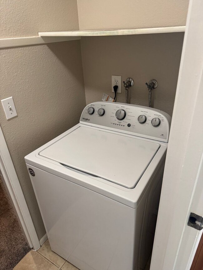 Building Photo - **PENDING**Beautiful 5 Bed 2 & 3/4 Bath home in Tacoma