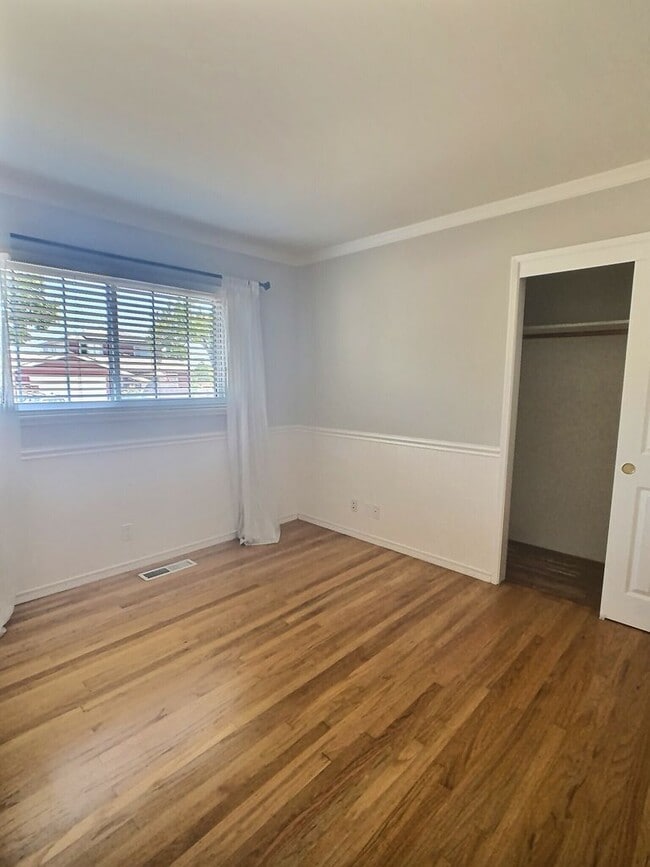 Building Photo - Spacious 4 Bed/ 2 Bath House in the Quiet ...