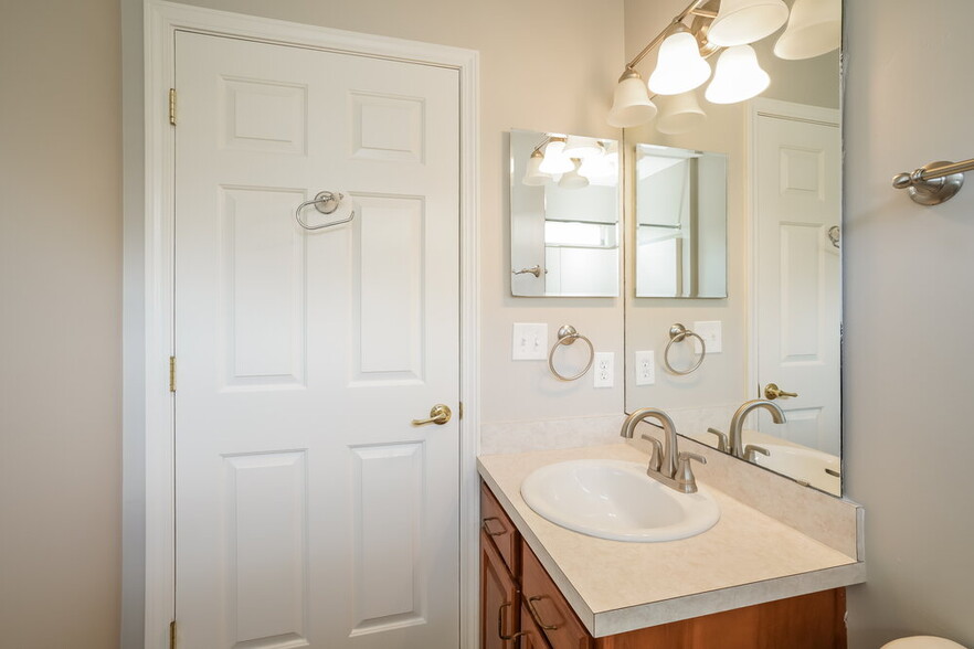 Building Photo - 2731 Creek Ridge Dr