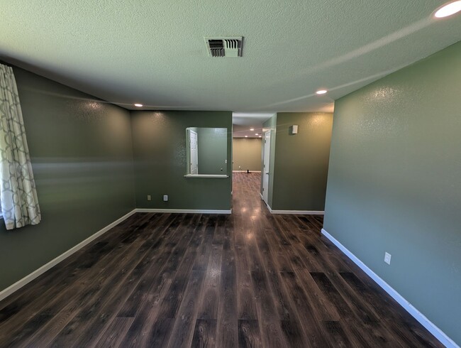 Building Photo - Move In Special 1/2 off 1st Months Rent