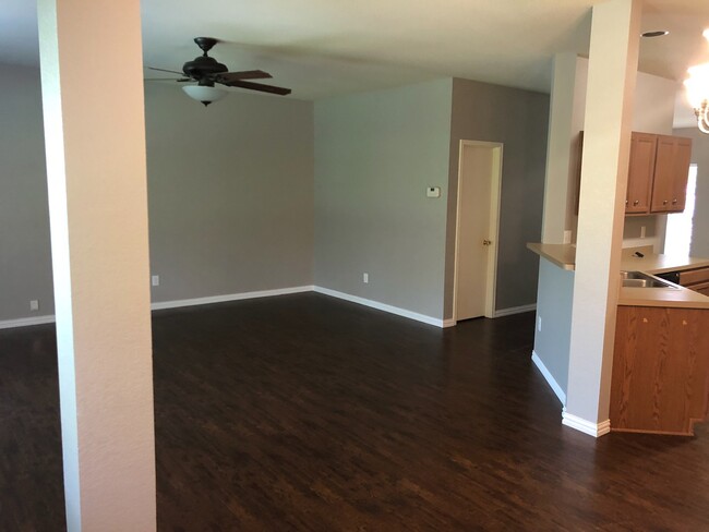 Building Photo - Roomy 4 bedroom 2.5 bath in Waxahachie!!