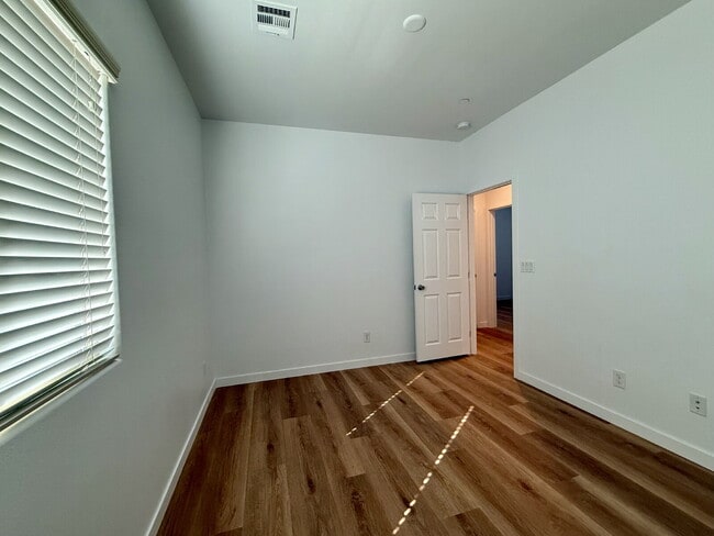 Building Photo - 4 BED, 2.5 BATH, 2 CAR-GARAGE, TWO-STORY, SINGLE FAMILY HOME FOR