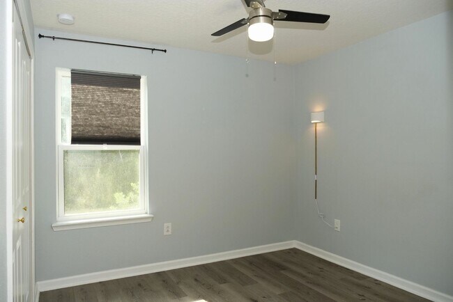 Building Photo - Modern 3-Bedroom Townhome in Gated Communi...