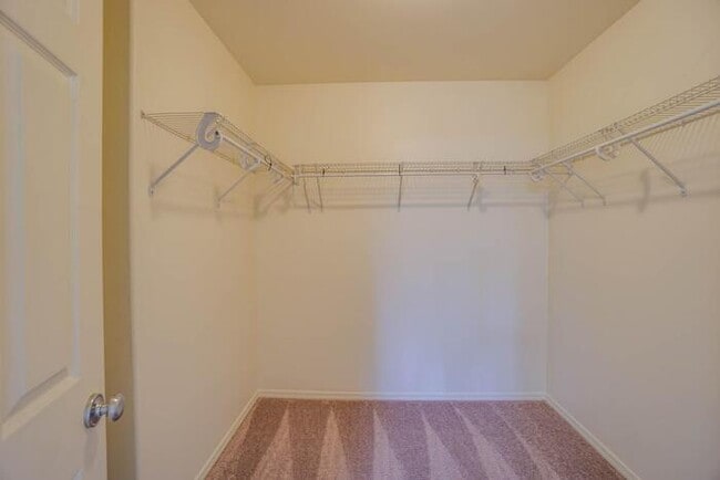 Building Photo - THREE BEDROOM TOWNHOUSE