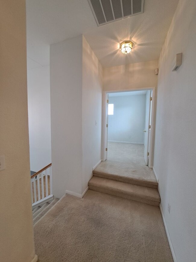 Building Photo - Expansive 3 bedroom/2.5 Bath Home in Corde...