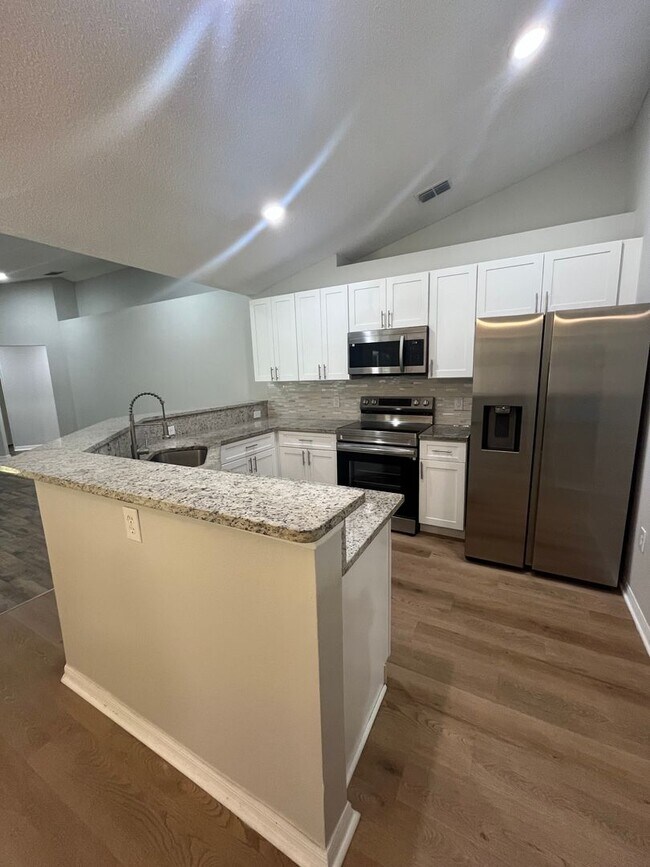 Building Photo - Spacious 4 Bedroom Home in Pine Grove!