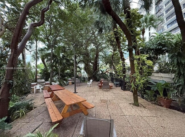 Building Photo - 1450 Brickell Bay Dr