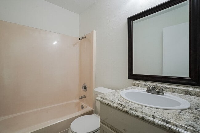 Building Photo - 701 Country Aire Dr