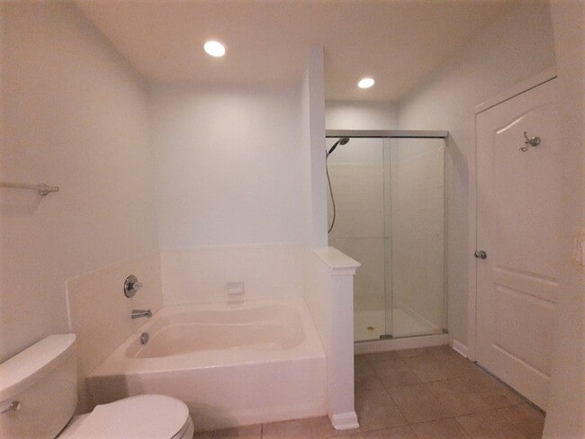 Building Photo - 1BR Condo in Upscale Highview. Enjoy Resor...