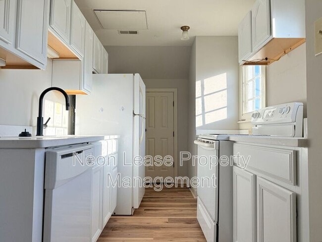 Building Photo - 139 NW Front St