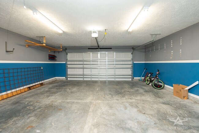 Building Photo - Split Floor Plan, Open and Bright