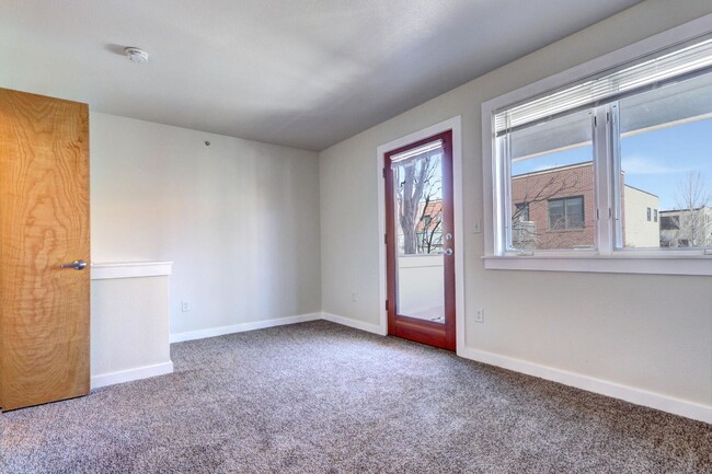 Building Photo - Renovated 1 Bedroom 1 Bathroom Townhome in...