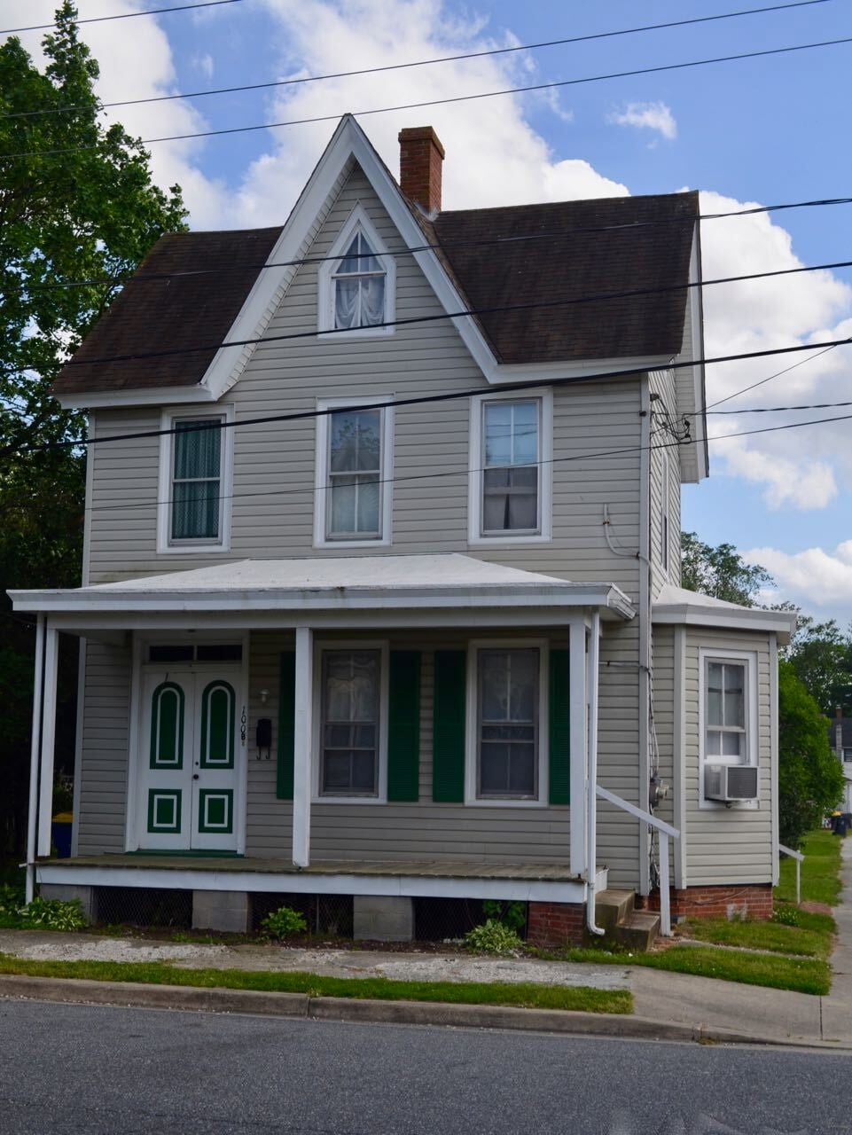 Front view - 100 NE 4th St