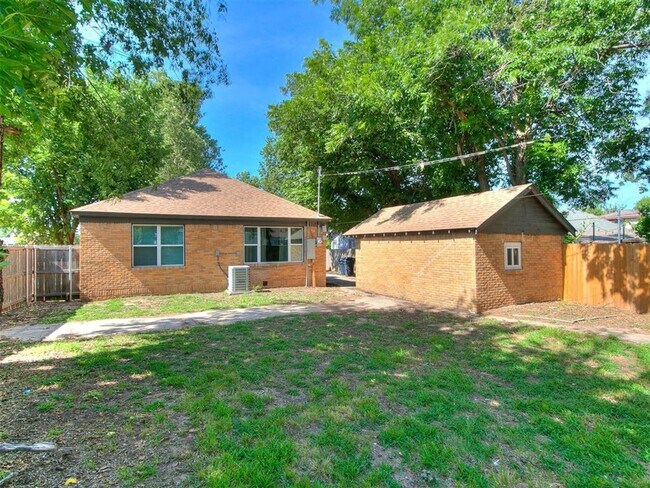 Building Photo - 2040 NW 20th St