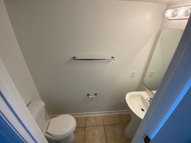Building Photo - Beautiful 4 Bedroom, 3.5 Bath, 2 Car Garag...