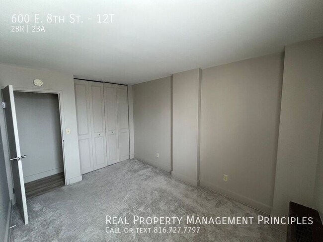 Building Photo - 600 E 8th St