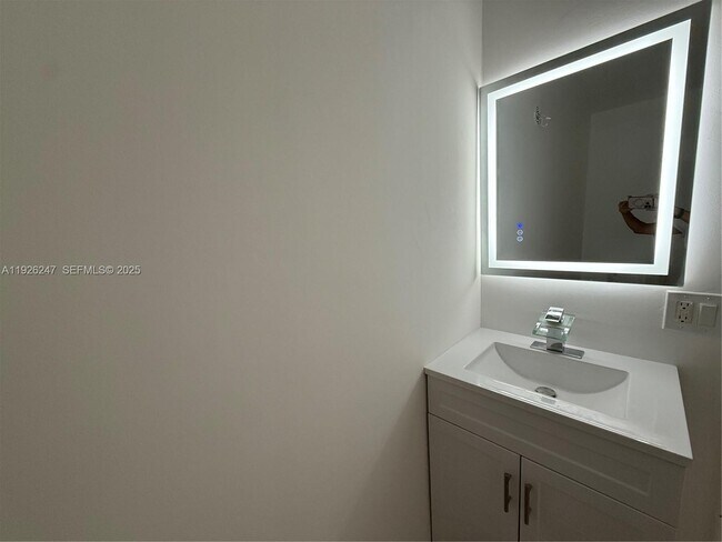 Building Photo - 15749 Woodgate Ct