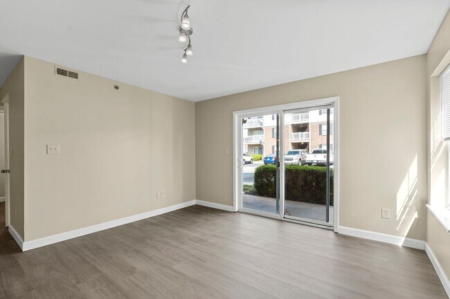 Building Photo - Spacious 2-Bed, 2-Bath Condo