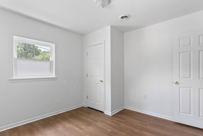 Building Photo - 422 Longwood Ave