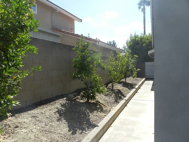 Building Photo - WONDERFUL SINGLE STORY HOUSE WITH LARGE YARD, GREAT LOCATION!