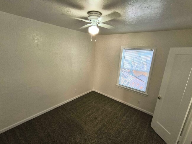 Building Photo - Cute Home in Oildale with Move In Special!