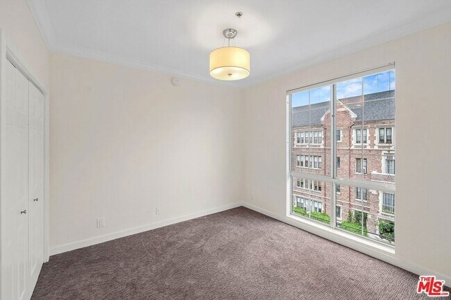 Building Photo - 585 N Rossmore Ave