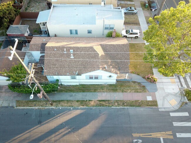 Building Photo - Remodeled 3bed 2 bath Single Family home