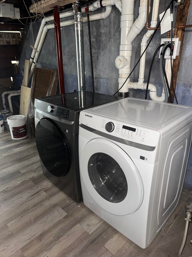 Building Photo - 1417 6th St